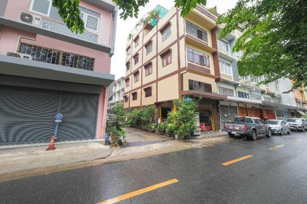 Oyo 935 The Palm Apartment Bangkok Exterior photo